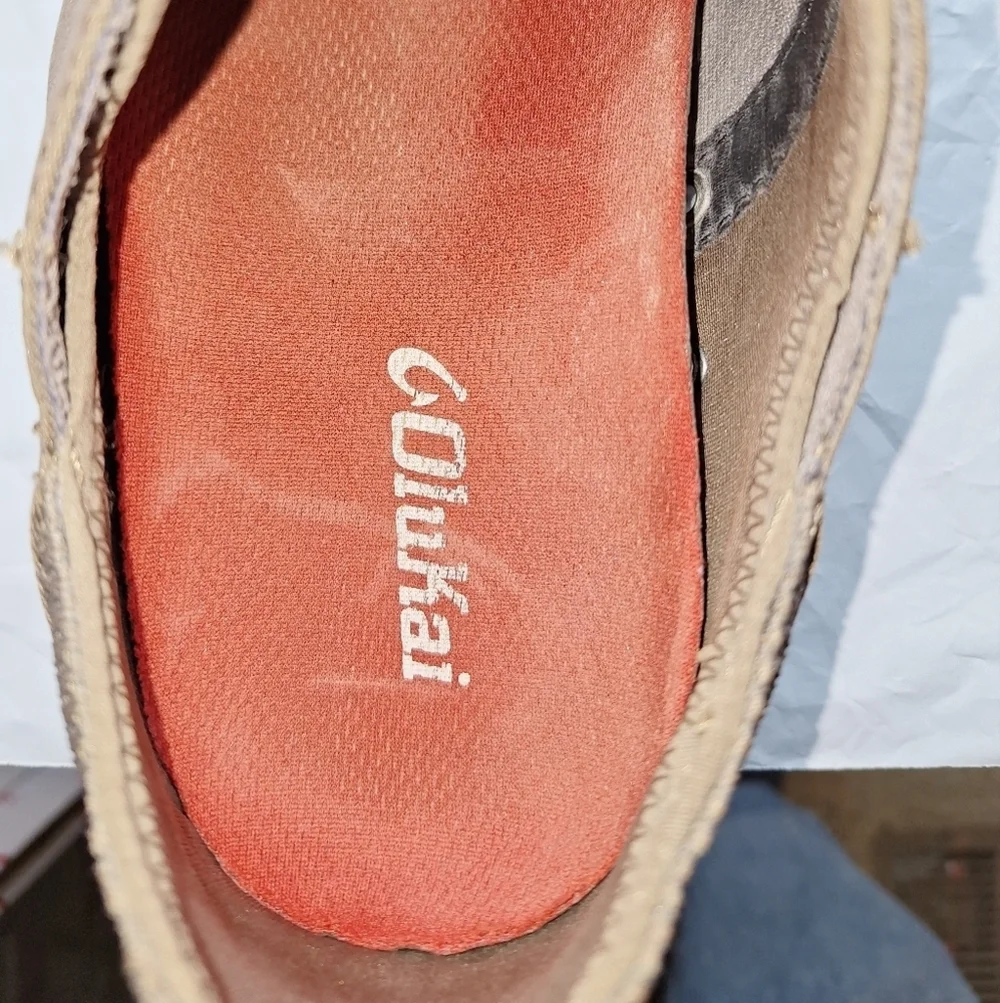 A pair of OluKai Nohea Moku mens shoes in a size 9M.They are pre-loved